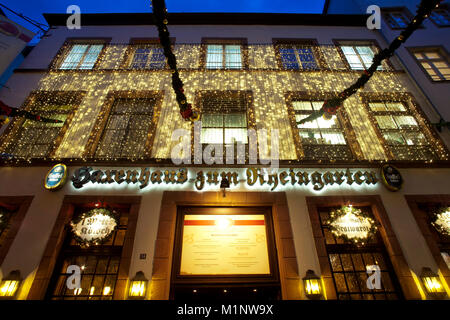 Germania, Colonia, il ristorante Haxnhaus zum Rheingarten nella parte storica della città natale di illuminazione. Deutschland, Koeln, das Ristorante Foto Stock