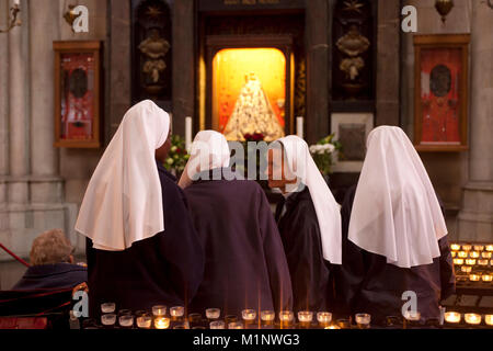 Germania, Colonia, monache di fronte alla gioielleria Vergine Maria presso la cattedrale, candele. Deutschland, Koeln, Nonnen vor der Schmuckmadonna im Dom, Ker Foto Stock