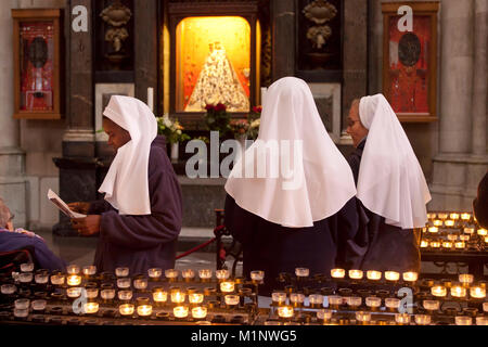 Germania, Colonia, monache di fronte alla gioielleria Vergine Maria presso la cattedrale, candele. Deutschland, Koeln, Nonnen vor der Schmuckmadonna im Dom, Ker Foto Stock