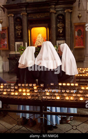 Germania, Colonia, monache di fronte alla gioielleria Vergine Maria presso la cattedrale, candele. Deutschland, Koeln, Nonnen vor der Schmuckmadonna im Dom, Ker Foto Stock