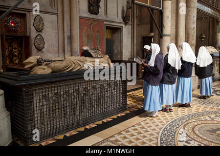 Germania, Colonia, monache a fronte del sarcofago dell arcivescovo Engelbert von der Mark presso la cattedrale. Deutschland, Koeln, Nonnen vor der Grabtumb Foto Stock