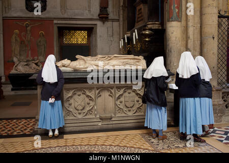 Germania, Colonia, monache a fronte del sarcofago di Monsignor Wilhelm von Gennep presso la cattedrale. Deutschland, Koeln, Nonnen vor der Grabtumba vo Foto Stock