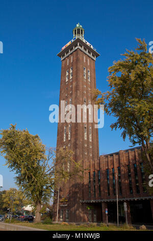 Germania, Colonia, la vecchia torre della ex fiera e del centro storico sale sul Reno nel quartiere Deutz. Deutschland, Koeln, der alte Mes Foto Stock