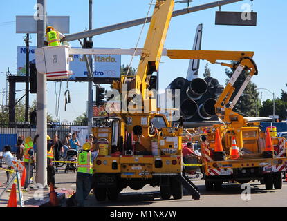 Los Angeles, CA - Ott. 13, 2012: Città lavoratori reinstallare semaforo rimossi per il trasporto di NASA pensionati space shuttle sforzarsi, alla sua finale home. Foto Stock