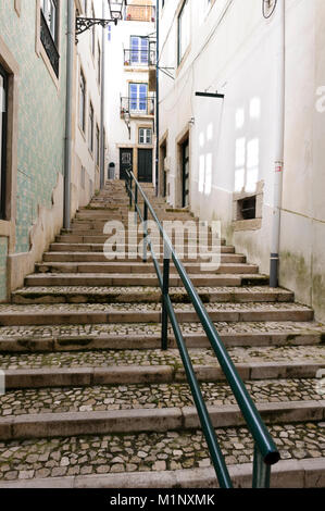 Un deserto stretto vicoletto nel quartiere di Alfama, Lisbona, Portogallo Foto Stock