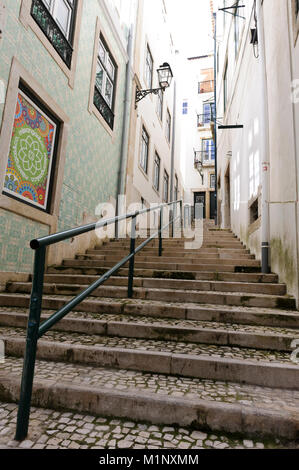 Un deserto stretto vicoletto nel quartiere di Alfama, Lisbona, Portogallo Foto Stock