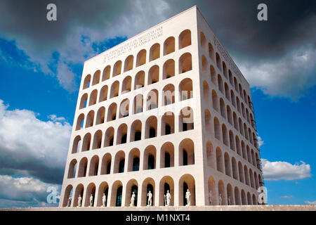 Il Palazzo della Civiltà Italiana / Palazzo della Civiltà del Lavoro / Colosseo Quadrato, Roma, Italia Foto Stock