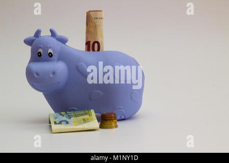 Salvadanaio mucca, con le banconote e le monete in euro su uno sfondo  bianco - Denaro, finanziari, il salvataggio, il concetto di crescita Foto  stock - Alamy