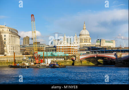 Gru su Blackfriars Bridge foreshore su Victoria Embankment, Londra lavorando per costruire il nuovo Super di fognature e un nuovo molo di Thames Clippers Foto Stock