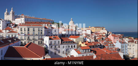 Santa Luzia Viewpoint, Sao Vicente de Fora monastero, Pantheon Nazionale, quartiere di Alfama, Lisbona, Portogallo, Europa Foto Stock