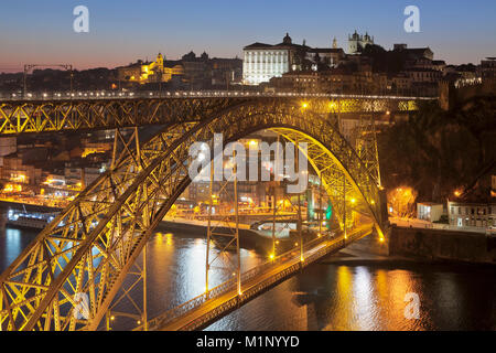 Ponte Dom Luis I ponte sul fiume Douro al quartiere Ribeira, Sito Patrimonio Mondiale dell'UNESCO, Porto (Porto), Portogallo, Europa Foto Stock