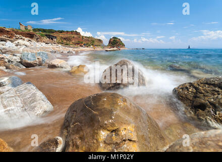 Onde che si infrangono sulle rocce, Cala Seregola, Capo Pero, Isola d'Elba, Provincia di Livorno, Toscana, Italia, Europa Foto Stock