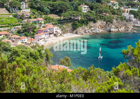 Barca a vela nel mare turchese, Porto Azzurro, Isola d'Elba, Provincia di Livorno, Toscana, Italia, Europa Foto Stock