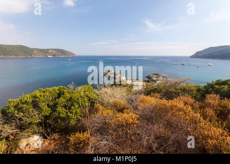 Vista del mare blu dell'entroterra, Lacona, Capoliveri, Isola d'Elba, Provincia di Livorno, Toscana, Italia, Europa Foto Stock