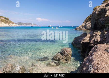 Barche a vela in mare turchese e Spiaggia di Fetovaia, Campo nell'Elba, Isola d'Elba, Provincia di Livorno, Toscana, Italia, Europa Foto Stock
