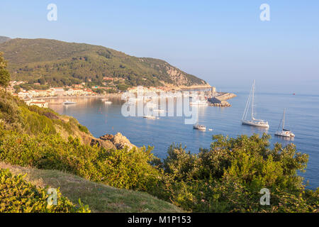 Barche a vela nel vecchio porto, Marciana Marina, Isola d'Elba, Provincia di Livorno, Toscana, Italia, Europa Foto Stock