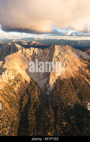 Vista aerea di boschi sulle creste del massiccio del Latemar, Dolomiti, Alto Adige, Italia, Europa Foto Stock