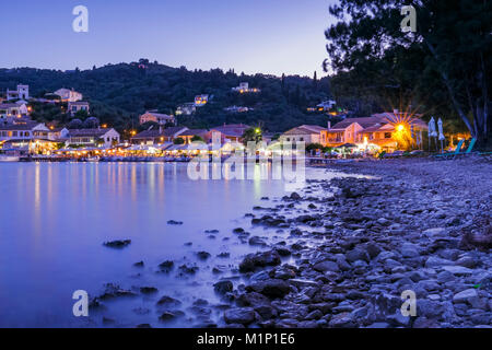 La piccola cittadina di Agios Stefanos sulla costa nordorientale dell'isola di Corfu, isole greche, Grecia, Europa Foto Stock