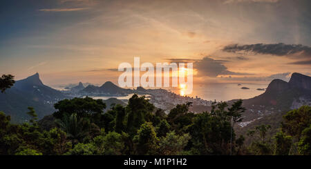 Paesaggio urbano da Vista Chinesa presso sunrise, Rio de Janeiro, Brasile, Sud America Foto Stock