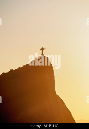 Cristo Redentore e del Monte Corcovado all'alba, Rio de Janeiro, Brasile, Sud America Foto Stock