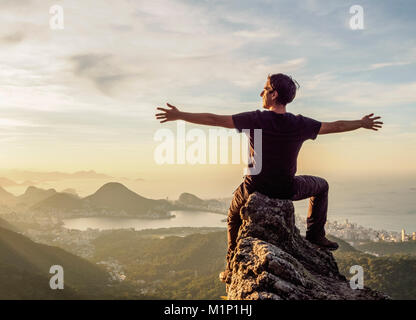 Escursionista godendo la vista di Rio de Janeiro da Pedra da Proa, Tijuca Forest National Park, Stato di Rio de Janeiro, Brasile, Sud America Foto Stock