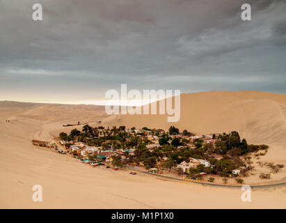 Huacachina Oasis, vista in elevazione, Regione di Ica, Perù, Sud America Foto Stock