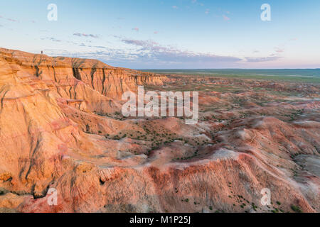 Stupa bianchi nella luce del mattino, Ulziit, Medio provincia Gobi, Mongolia, Asia Centrale, Asia Foto Stock