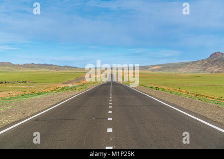 Dritto su strada asfaltata, Bayandalai distretto, a sud della provincia di Gobi, Mongolia, Asia Centrale, Asia Foto Stock