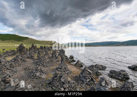 Formazioni di roccia vulcanica sulle rive del Lago Bianco, Tariat distretto, Nord provincia Hangay, Mongolia, Asia Centrale, Asia Foto Stock