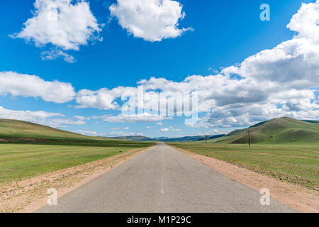 Strada diritta nella steppa Mongola e nuvole nel cielo, Nord provincia Hangay, Mongolia, Asia Centrale, Asia Foto Stock