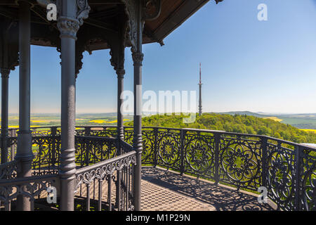 Vista dalla piattaforma per la torre della televisione sulla sommità del Schafberg dal König-Friedrich-August-Turm sul Löbauer Foto Stock