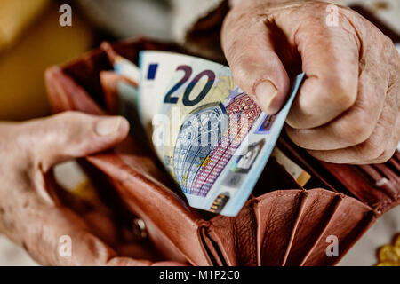 Senior Citizen tira un 20 euro nota dal suo portafoglio,Germania Foto Stock