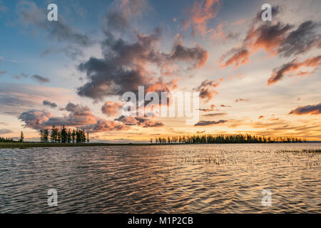 Abeti e nuvole riflettono sul suface del Lago Hovsgol al tramonto, Hovsgol provincia, Mongolia, Asia Centrale, Asia Foto Stock