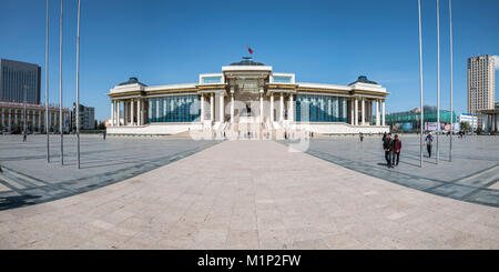 I turisti in piazza Sukhbaatar con il palazzo del governo, Ulan Bator, Mongolia, Asia Centrale, Asia Foto Stock