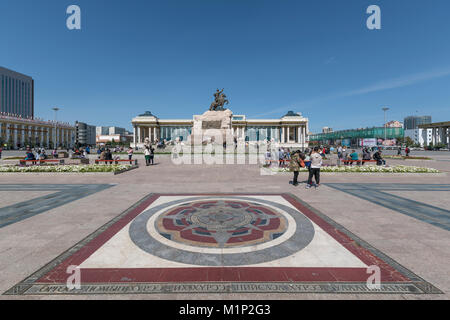 I turisti in piazza Sukhbaatar con Damdin Sukhbaatar statua, Ulan Bator, Mongolia, Asia Centrale, Asia Foto Stock