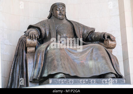 Gengis Khan statua presso il Palazzo del Governo, Ulan Bator, Mongolia, Asia Centrale, Asia Foto Stock