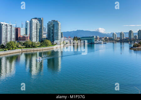 Vista di False Creek da Cambie Street Bridge e dello skyline di Vancouver, Vancouver, British Columbia, Canada, America del Nord Foto Stock