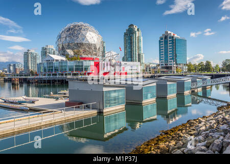 Vista di False Creek e dello skyline di Vancouver, compreso il mondo della scienza cupola, Vancouver, British Columbia, Canada, America del Nord Foto Stock