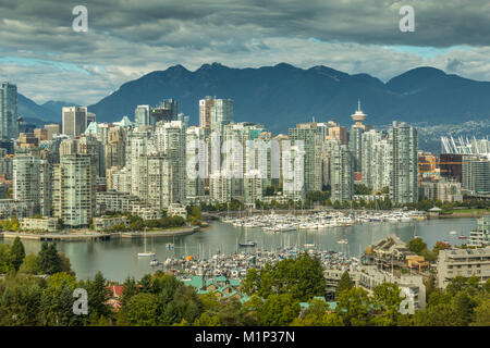 Vista sullo skyline di Vancouver come visto dal distretto di Mount Pleasant, Vancouver, British Columbia, Canada, America del Nord Foto Stock