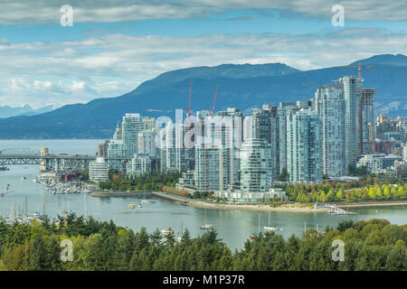 Vista sullo skyline di Vancouver come visto dal distretto di Mount Pleasant, Vancouver, British Columbia, Canada, America del Nord Foto Stock