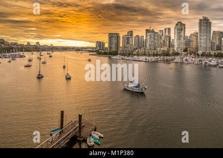 Vista sullo skyline di Vancouver e False Creek come visto dal Cambie Street Bridge, Vancouver, British Columbia, Canada, America del Nord Foto Stock