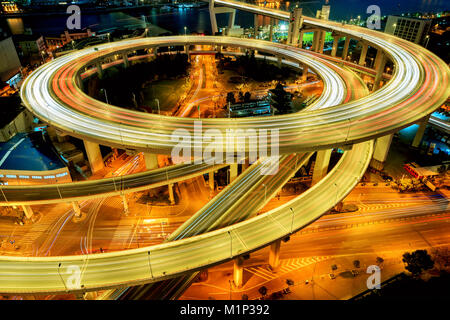 Bellissimo Ponte di Nanpu al crepuscolo ,attraversa il fiume Huangpu ,shanghai , Cina Foto Stock