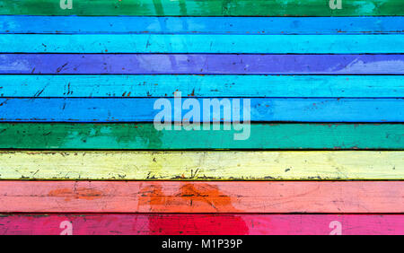 Muro fatto di colorata Vecchia di tavole di legno Foto Stock