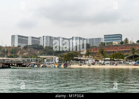 Enormi blocchi di appartamenti fronte Mussulo isola, Luanda, Angola, Africa Foto Stock