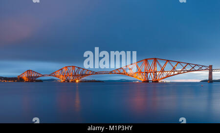 Il Ponte di Forth Rail sul Firth of Forth all'alba, Sito Patrimonio Mondiale dell'UNESCO, South Queensferry, Edimburgo, Lothian, Scozia, Regno Unito, Europa Foto Stock