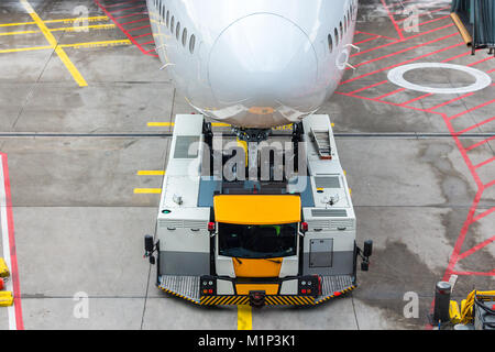 Spinta indietro dalla parte anteriore del carrello di atterraggio di un jumbo jet aereo al gate di imbarco in aeroporto di Francoforte. Foto Stock