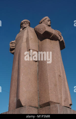 Il lettone fucilieri monumento, Sovietici statua commemora i combattenti nella prima guerra mondiale, nel cuscinetto quadrato il suo nome, Riga, Lettonia, Europa Foto Stock