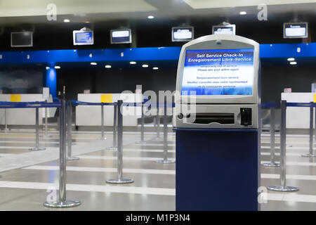 Un servizio di check-in automatico fuori servizio presso i banchi del check-in area all'interno di un aeroporto greco. Foto Stock