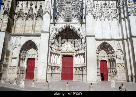 Fronte ovest di Auxerre cattedrale dedicata a Santo Stefano, Yonne, Borgogna, in Francia, in Europa Foto Stock