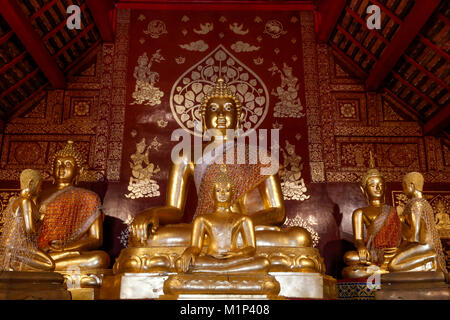 Il Buddha e il discepolo di statue in Wat Pan Ping Chiang Mai, Thailandia, Sud-est asiatico, in Asia Foto Stock